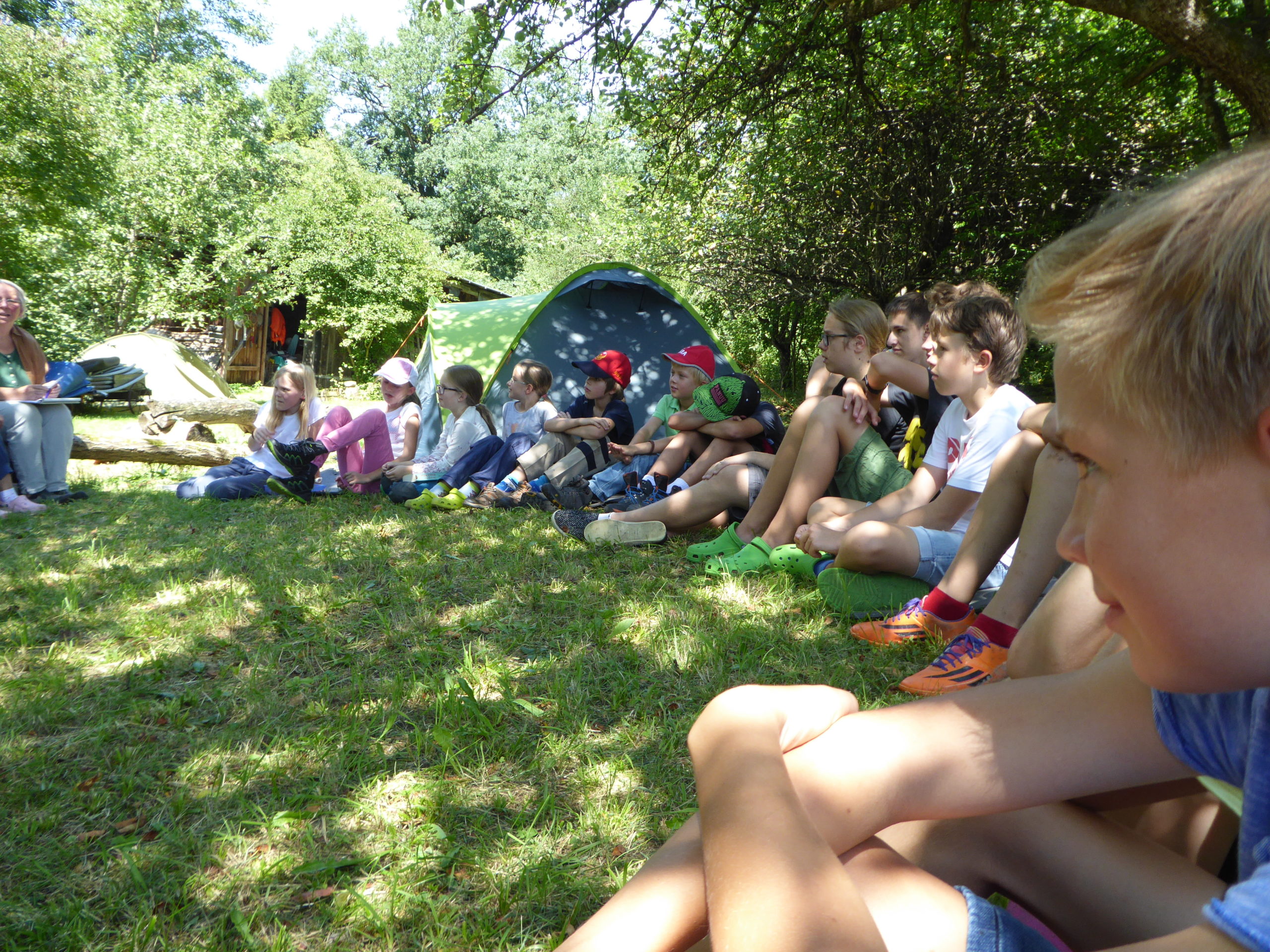 Teambesprechung im Zeltlager am Ammersee