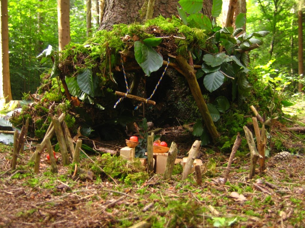 Werken mit Naturmaterialien im Wald Zwergenhütte