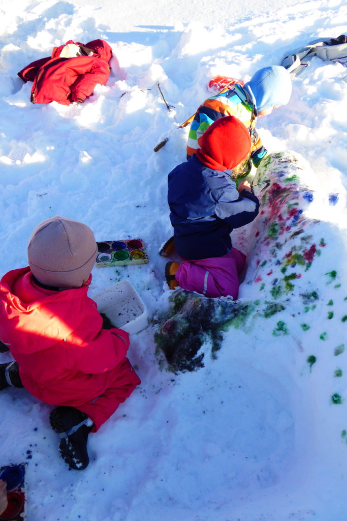 Malen im Schnee mit Wasserfarben