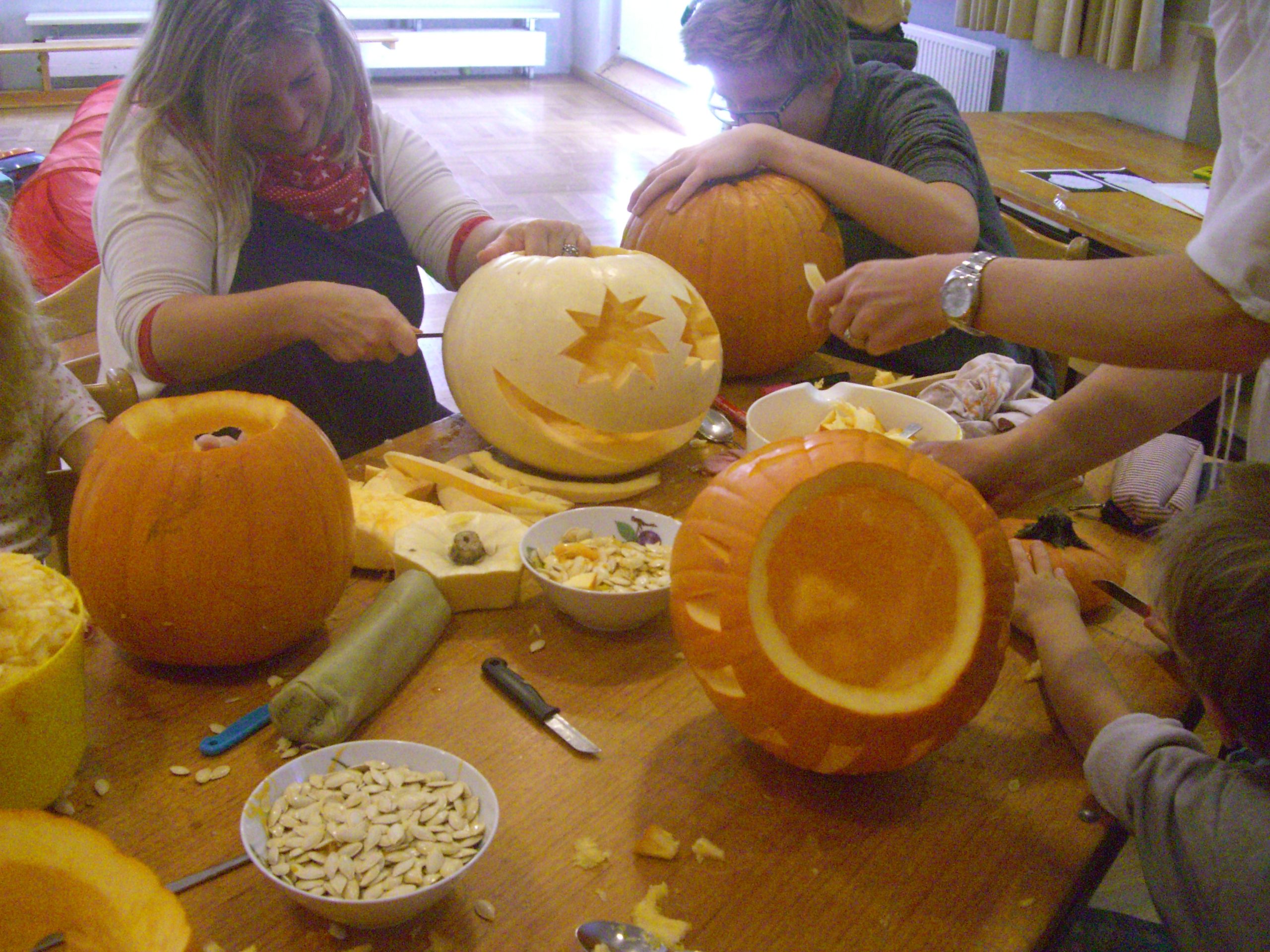 Kürbis schnitzen an Halloween beim EKP