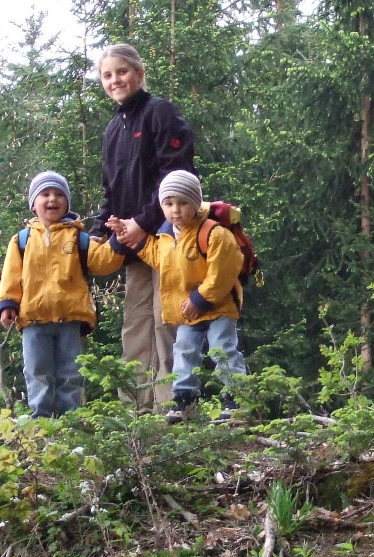 Zwillinge entdecken die Natur